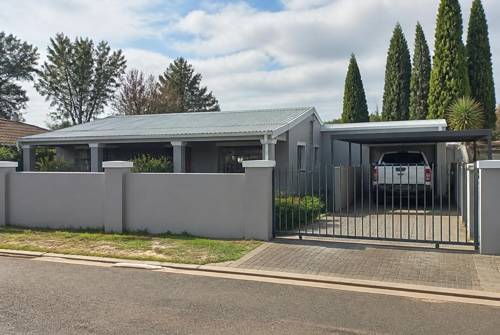 Street view and secure parking at Epicure Home budget accommodation on Meyer Street, Heidelberg